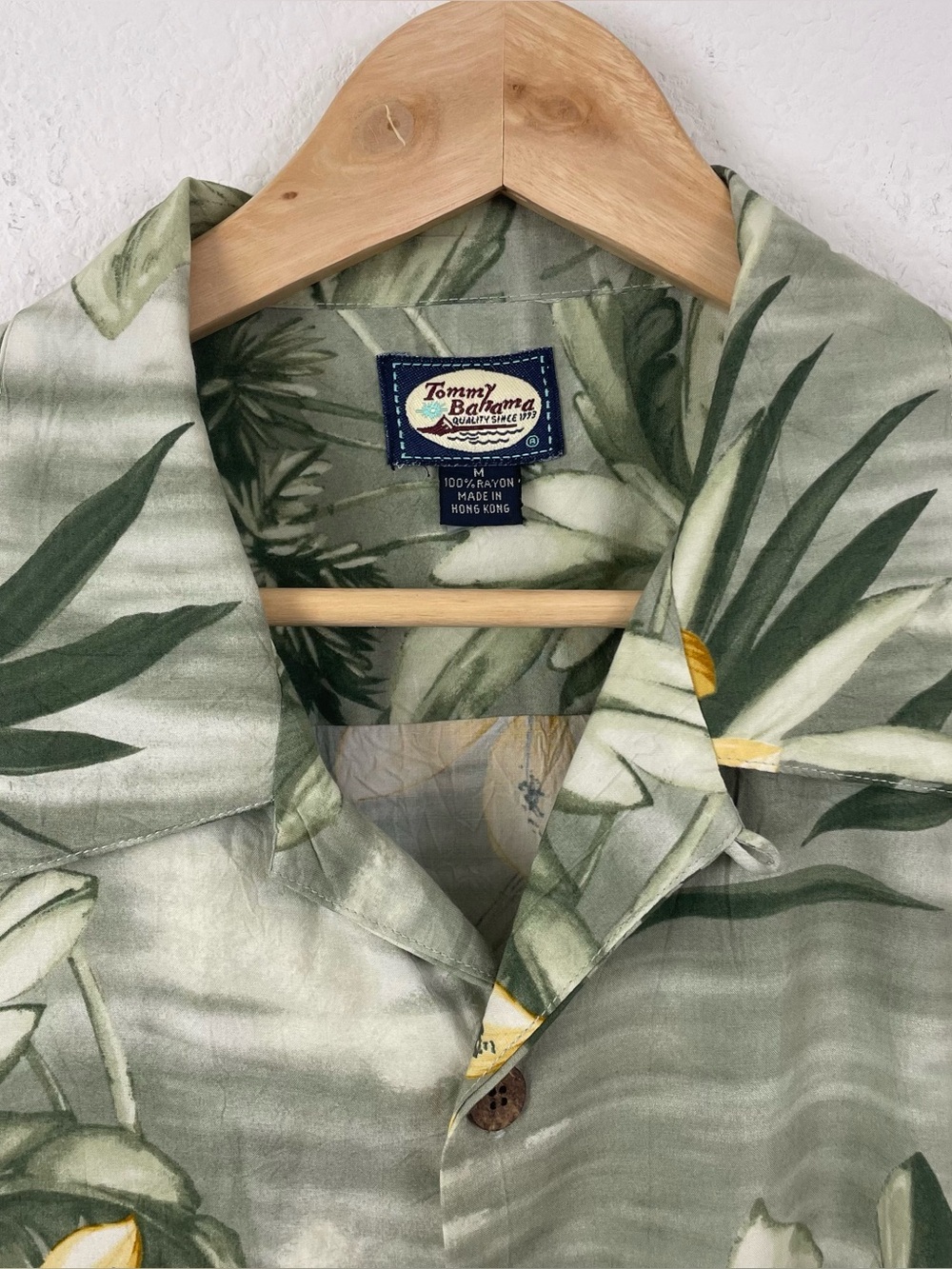 Tommy Bahama Mens M Tropical Floral Short Sleeve Rayon Button Up Shirt